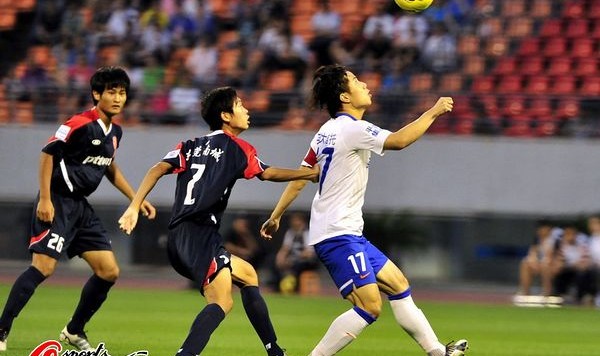  兰斯定位球战术显神威，头槌破门锁定胜局时刻