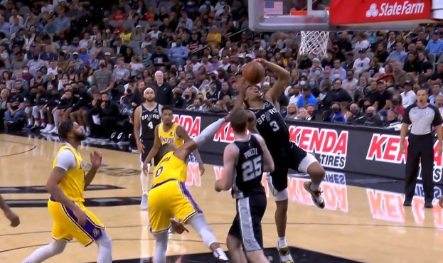  詹姆斯三双助湖人险胜马刺  