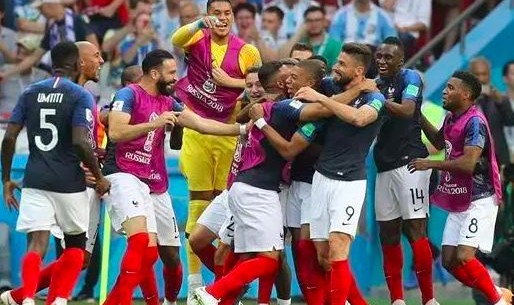  阿森纳青春风暴，客场逆转曼联登顶积分榜