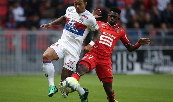  里昂主场惨败尼斯，防守漏洞暴露主帅承压  