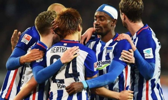  柏林赫塔防线频频失误，惨败给追赶者可乘之机