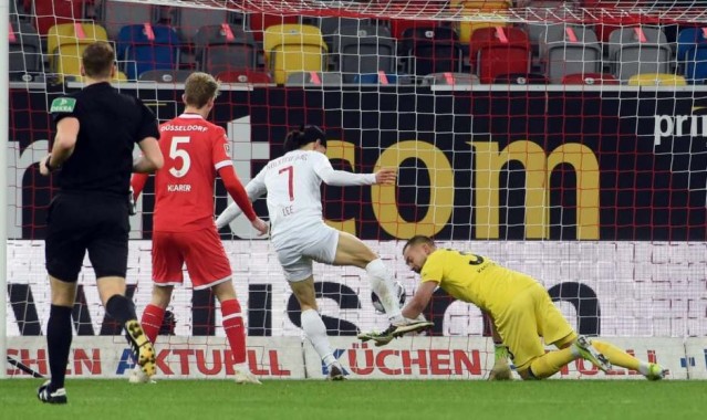  卡尔斯鲁厄中场铁三角发威，控制局面主导比赛走向获盛赞