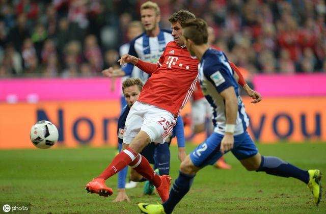  拜仁慕尼黑主场大胜柏林赫塔，领跑德甲积分榜  