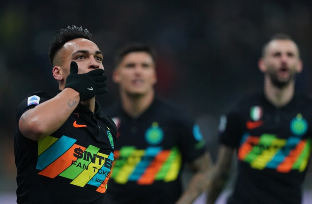  国际米兰客场惊险战平那不勒斯保住榜首