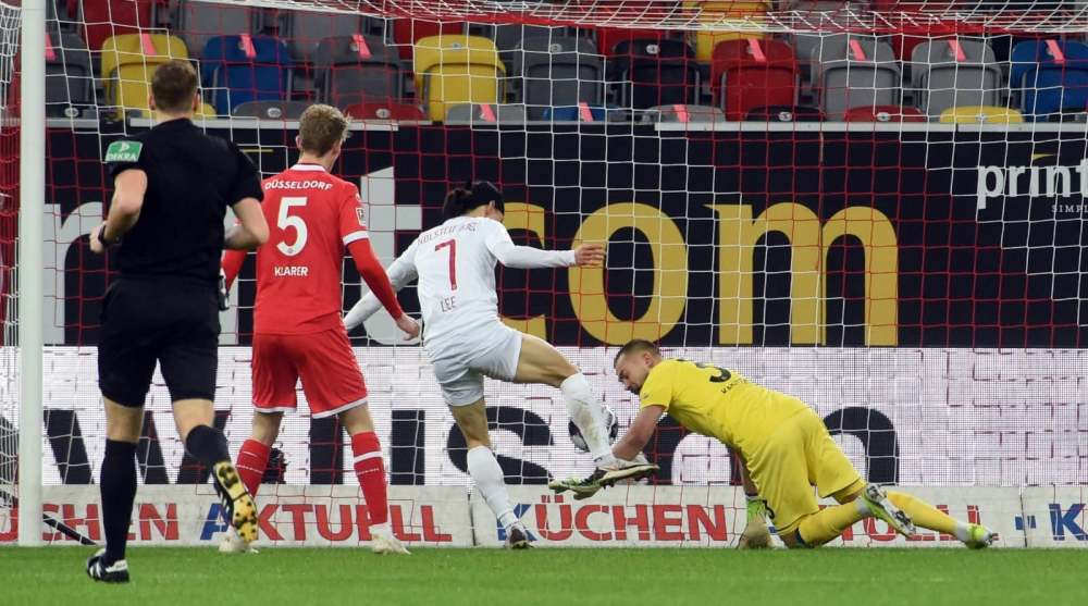  卡尔斯鲁厄中场铁三角发威，控制局面主导比赛走向获盛赞