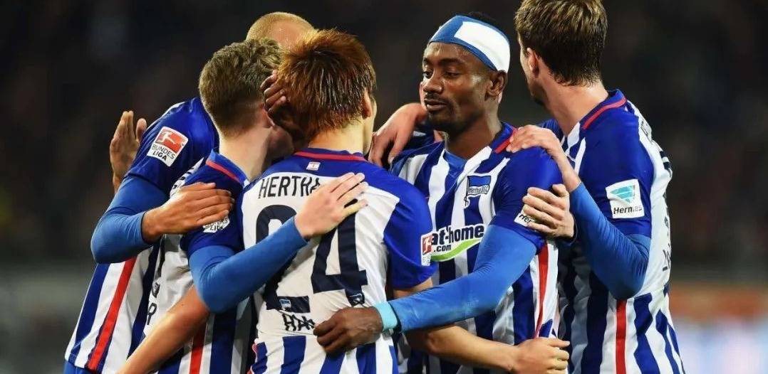  柏林赫塔防线频频失误，惨败给追赶者可乘之机