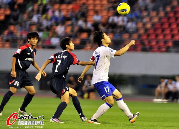  兰斯定位球战术显神威，头槌破门锁定胜局时刻